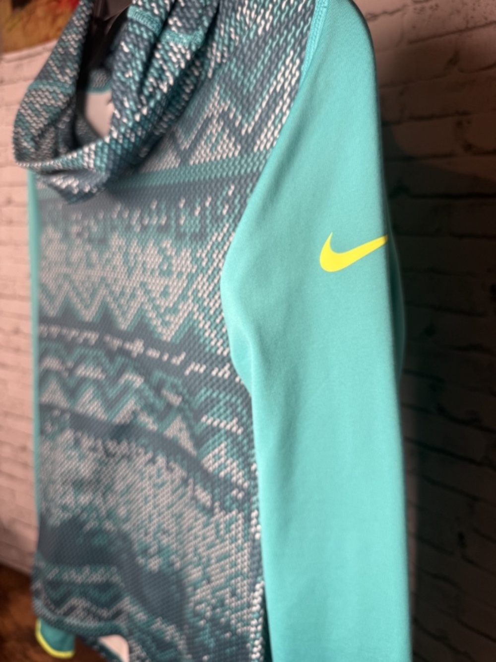 Women's Nike Pullover Jacket Size Medium - Turquoise Pattern